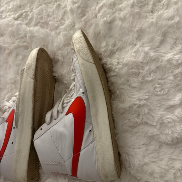 Nike White and Red High-Tops Blazers - Picture 3 of 8